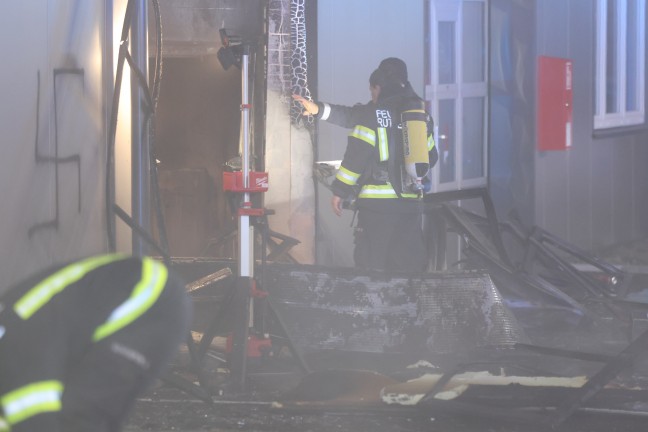 M�glicher Brandanschlag: Zwei Feuerwehren bei Brand in einem Werkst�ttenpark in Regau im Einsatz