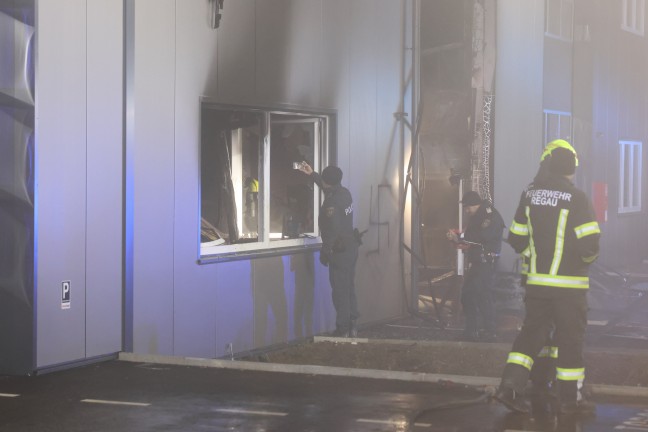 M�glicher Brandanschlag: Zwei Feuerwehren bei Brand in einem Werkst�ttenpark in Regau im Einsatz