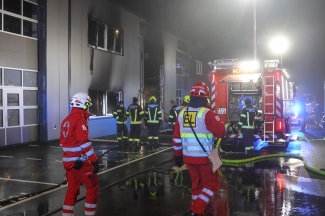 M�glicher Brandanschlag: Zwei Feuerwehren bei Brand in einem Werkst�ttenpark in Regau im Einsatz