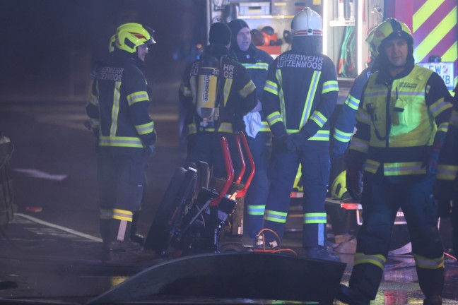 M�glicher Brandanschlag: Zwei Feuerwehren bei Brand in einem Werkst�ttenpark in Regau im Einsatz