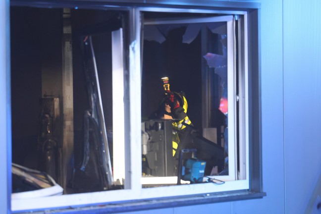 M�glicher Brandanschlag: Zwei Feuerwehren bei Brand in einem Werkst�ttenpark in Regau im Einsatz