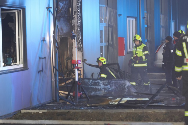 M�glicher Brandanschlag: Zwei Feuerwehren bei Brand in einem Werkst�ttenpark in Regau im Einsatz