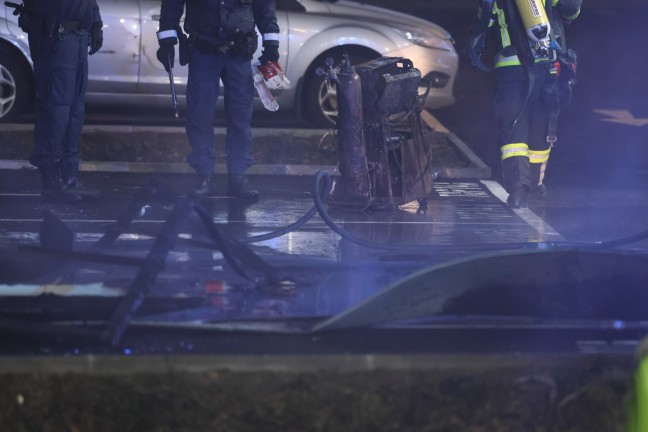 M�glicher Brandanschlag: Zwei Feuerwehren bei Brand in einem Werkst�ttenpark in Regau im Einsatz