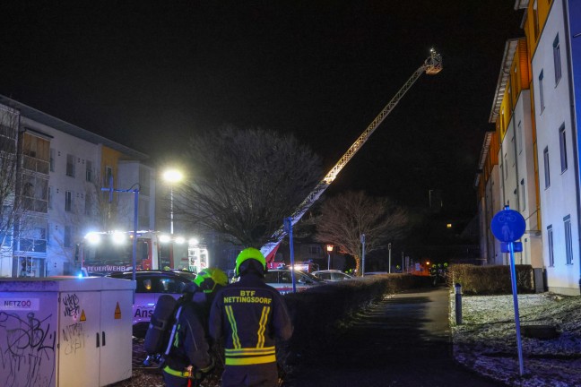 Vier Feuerwehren zu bef�rchteten Brand im Dachbereich einer Wohnanlage in Ansfelden alarmiert