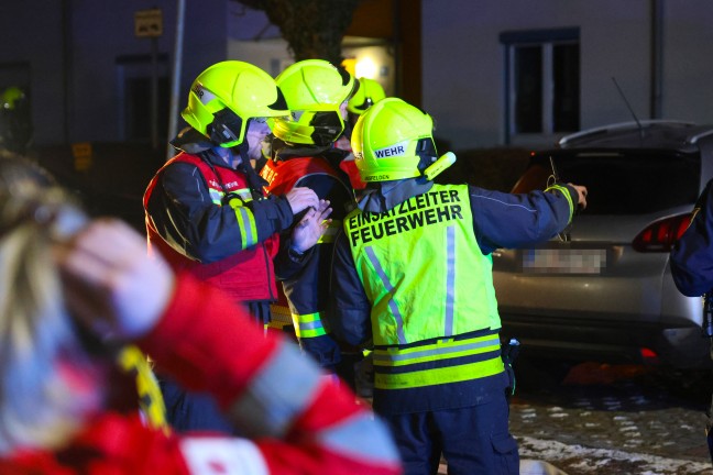 Vier Feuerwehren zu bef�rchteten Brand im Dachbereich einer Wohnanlage in Ansfelden alarmiert