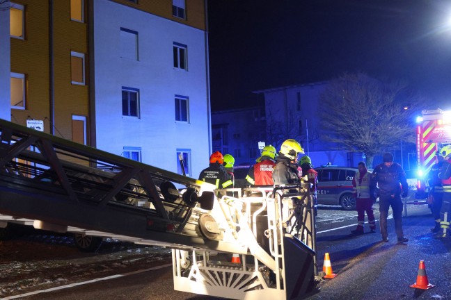 Vier Feuerwehren zu bef�rchteten Brand im Dachbereich einer Wohnanlage in Ansfelden alarmiert