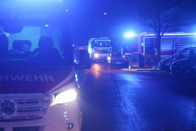 Vier Feuerwehren zu bef�rchteten Brand im Dachbereich einer Wohnanlage in Ansfelden alarmiert