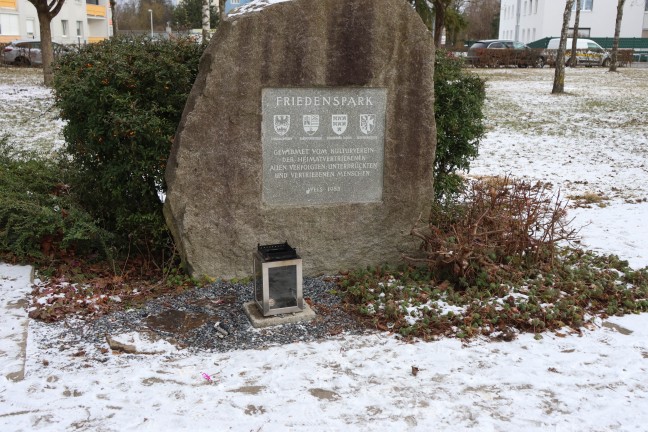 Schaden durch Pyrotechnik: Laterne an Gedenkstein im Friedenspark in Wels-Vogelweide besch�digt