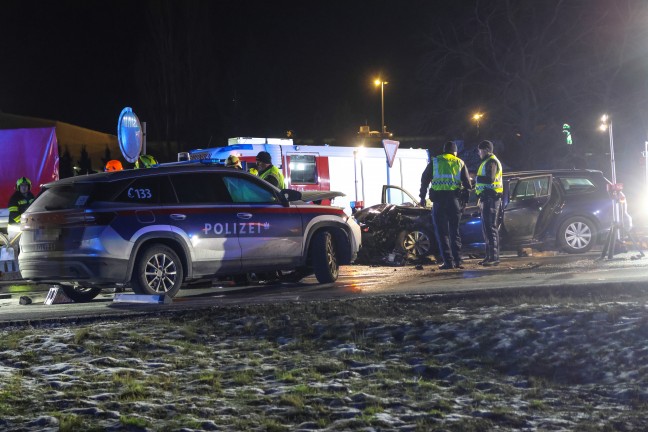 Sechs Verletzte: Frontalcrash zwischen Polizeistreife und Auto auf Salzkammergutstra�e in Gmunden