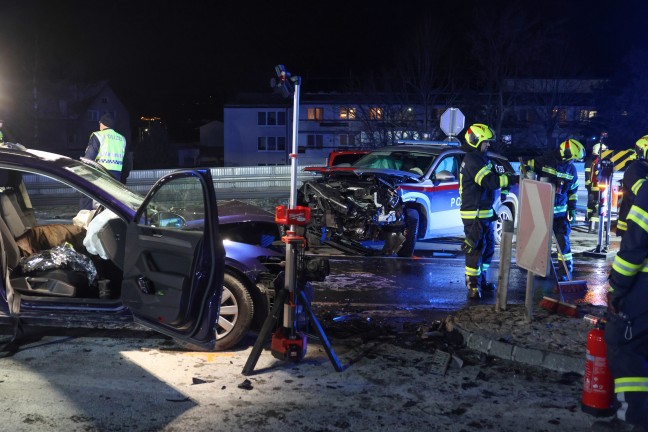 Sechs Verletzte: Frontalcrash zwischen Polizeistreife und Auto auf Salzkammergutstra�e in Gmunden