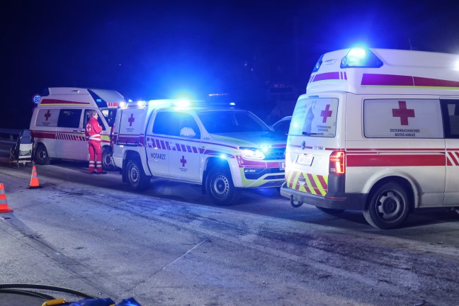 Sechs Verletzte: Frontalcrash zwischen Polizeistreife und Auto auf Salzkammergutstra�e in Gmunden