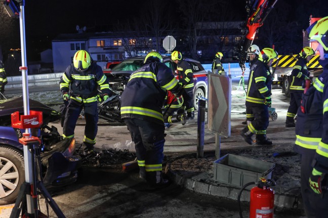 Sechs Verletzte: Frontalcrash zwischen Polizeistreife und Auto auf Salzkammergutstra�e in Gmunden