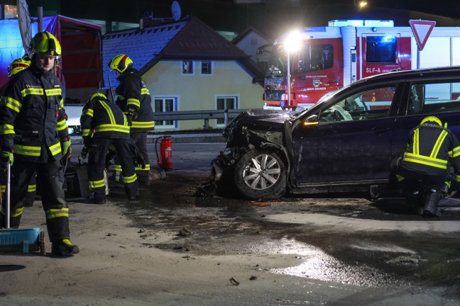 Sechs Verletzte: Frontalcrash zwischen Polizeistreife und Auto auf Salzkammergutstra�e in Gmunden