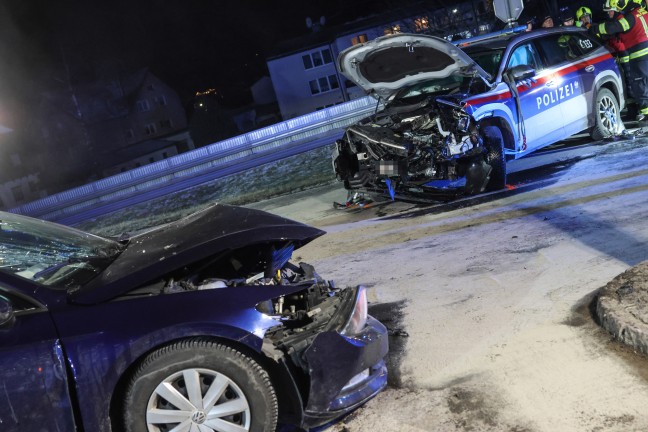 Sechs Verletzte: Frontalcrash zwischen Polizeistreife und Auto auf Salzkammergutstra�e in Gmunden