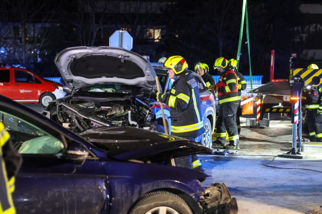 Sechs Verletzte: Frontalcrash zwischen Polizeistreife und Auto auf Salzkammergutstra�e in Gmunden