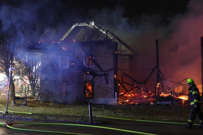 Gro�brand eines landwirtschaftlichen Geb�udes in St. Florian