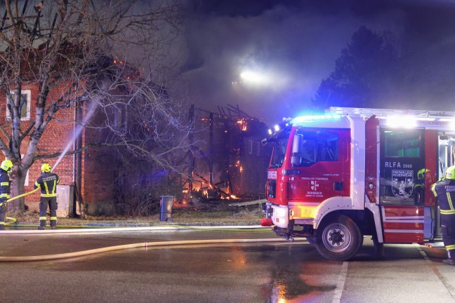 Gro�brand eines landwirtschaftlichen Geb�udes in St. Florian