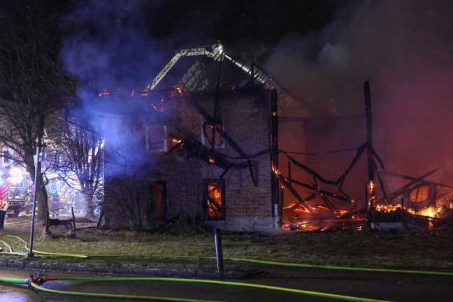 Gro�brand eines landwirtschaftlichen Geb�udes in St. Florian
