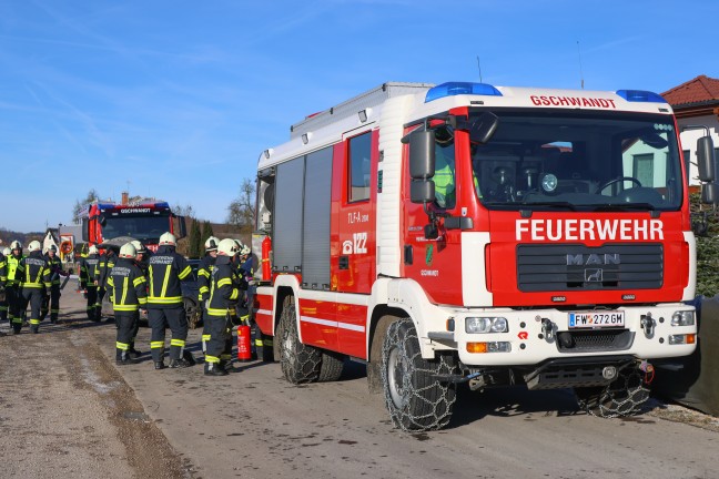 1,56 Promille: Auto bei Verkehrsunfall in Gschwandt gegen Gabionenzaun gekracht