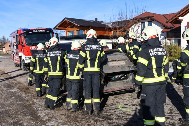 1,56 Promille: Auto bei Verkehrsunfall in Gschwandt gegen Gabionenzaun gekracht