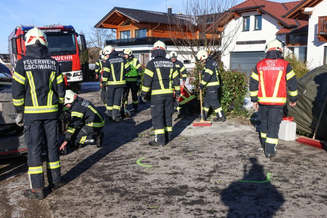 1,56 Promille: Auto bei Verkehrsunfall in Gschwandt gegen Gabionenzaun gekracht