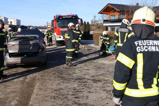 1,56 Promille: Auto bei Verkehrsunfall in Gschwandt gegen Gabionenzaun gekracht