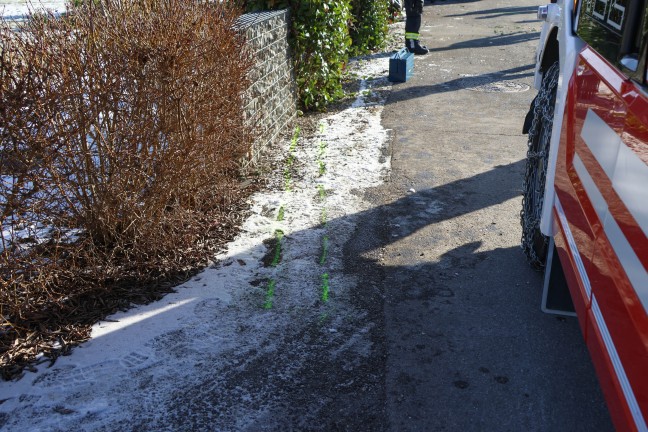 1,56 Promille: Auto bei Verkehrsunfall in Gschwandt gegen Gabionenzaun gekracht