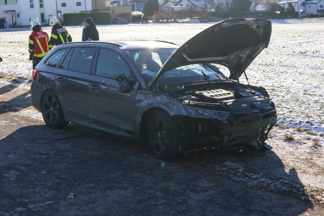 1,56 Promille: Auto bei Verkehrsunfall in Gschwandt gegen Gabionenzaun gekracht