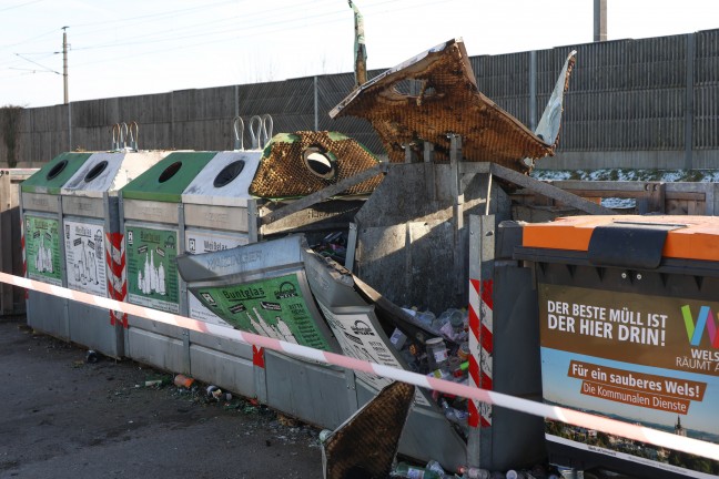 Glascontainer gesprengt: Sicherungsma�nahmen durch Feuerwehr in Wels-Vogelweide