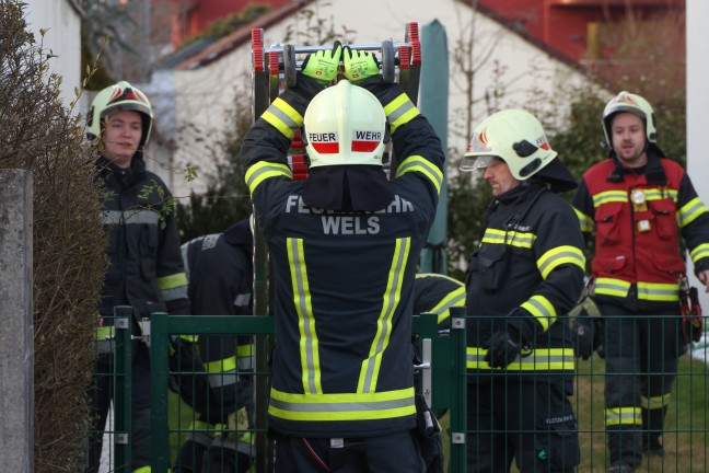 Brandverdacht: Piepsender Rauchwarnmelder in einem Mehrparteienwohnhaus in Wels-Vogelweide