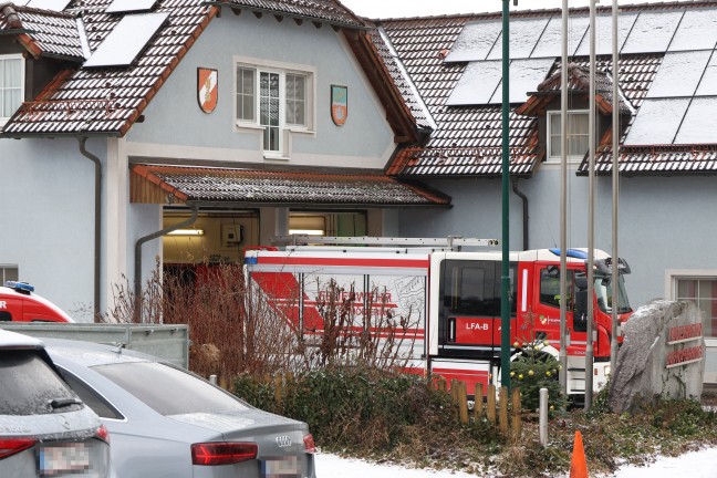 Einsatzkr�fte zu vermeintlich schwerem Unfall auf Eferdinger Stra�e bei Wilhering alarmiert