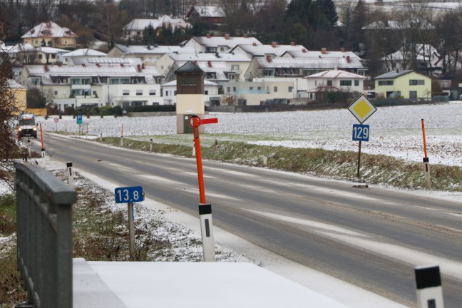 Einsatzkr�fte zu vermeintlich schwerem Unfall auf Eferdinger Stra�e bei Wilhering alarmiert