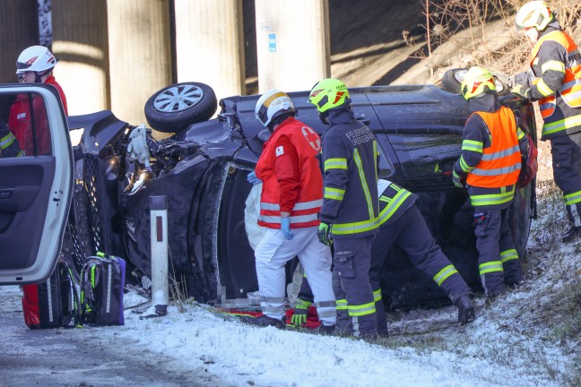 Schwerer Verkehrsunfall: Autolenkerin bei Krenglbach durch Windschutzscheibe aus Auto gerettet