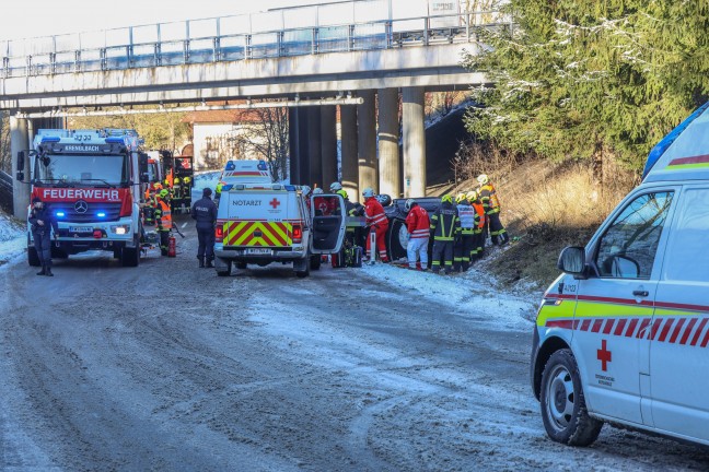 Schwerer Verkehrsunfall: Autolenkerin bei Krenglbach durch Windschutzscheibe aus Auto gerettet