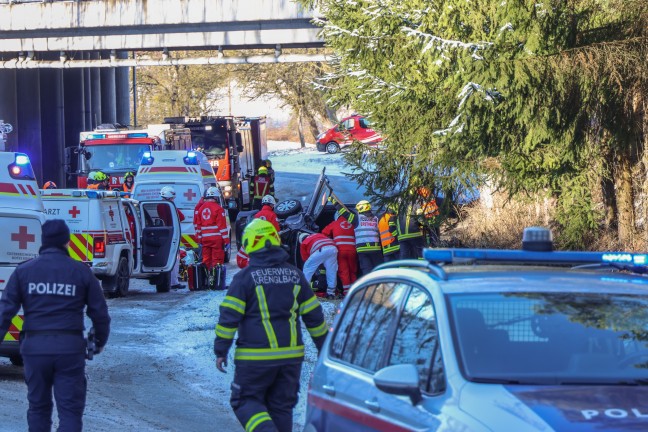 Schwerer Verkehrsunfall: Autolenkerin bei Krenglbach durch Windschutzscheibe aus Auto gerettet