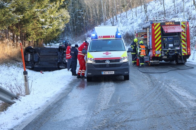 Schwerer Verkehrsunfall: Autolenkerin bei Krenglbach durch Windschutzscheibe aus Auto gerettet