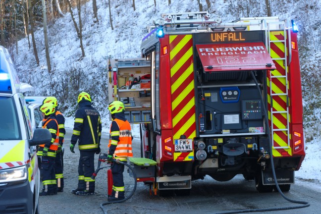 Schwerer Verkehrsunfall: Autolenkerin bei Krenglbach durch Windschutzscheibe aus Auto gerettet