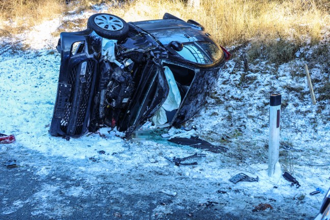 Schwerer Verkehrsunfall: Autolenkerin bei Krenglbach durch Windschutzscheibe aus Auto gerettet