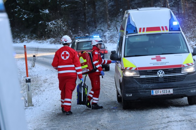 Schwerer Verkehrsunfall: Autolenkerin bei Krenglbach durch Windschutzscheibe aus Auto gerettet