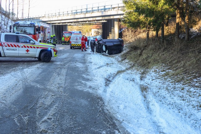 Schwerer Verkehrsunfall: Autolenkerin bei Krenglbach durch Windschutzscheibe aus Auto gerettet