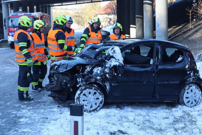 Schwerer Verkehrsunfall: Autolenkerin bei Krenglbach durch Windschutzscheibe aus Auto gerettet