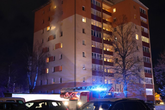 Wohnungsbrand: Einsatzkr�fte bei Brand einem Hochhaus in Wels-Vogelweide im Einsatz