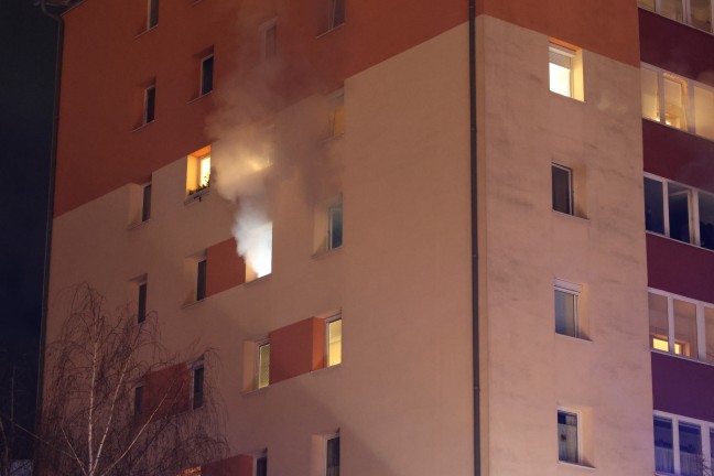 Wohnungsbrand: Einsatzkr�fte bei Brand einem Hochhaus in Wels-Vogelweide im Einsatz