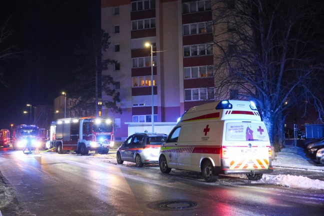 Wohnungsbrand: Einsatzkr�fte bei Brand einem Hochhaus in Wels-Vogelweide im Einsatz