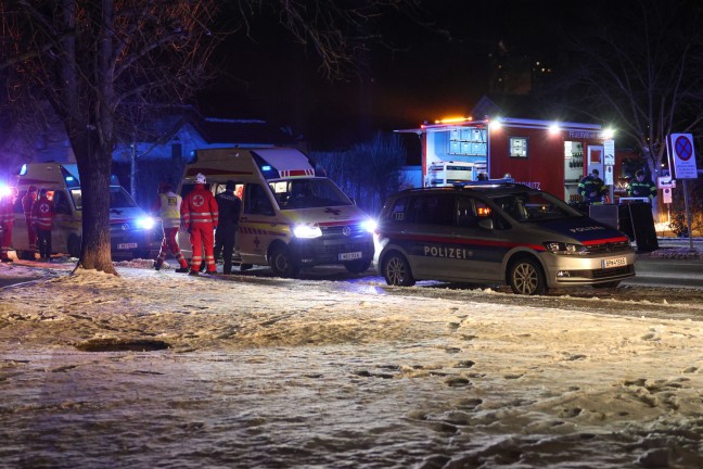 Wohnungsbrand: Einsatzkr�fte bei Brand einem Hochhaus in Wels-Vogelweide im Einsatz