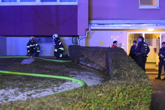 Wohnungsbrand: Einsatzkr�fte bei Brand einem Hochhaus in Wels-Vogelweide im Einsatz