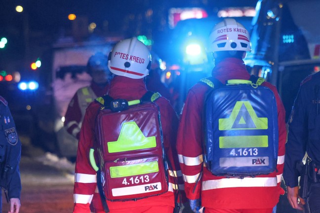 Wohnungsbrand: Einsatzkr�fte bei Brand einem Hochhaus in Wels-Vogelweide im Einsatz