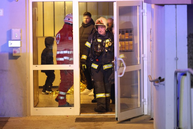 Wohnungsbrand: Einsatzkr�fte bei Brand einem Hochhaus in Wels-Vogelweide im Einsatz