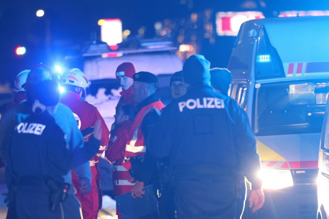 Wohnungsbrand: Einsatzkr�fte bei Brand einem Hochhaus in Wels-Vogelweide im Einsatz