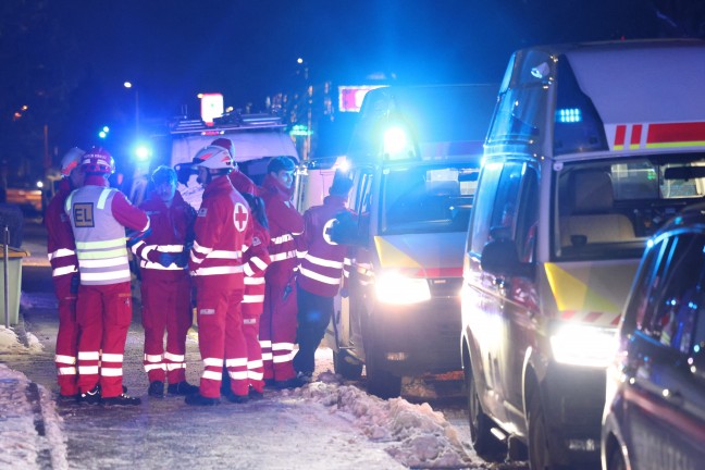 Wohnungsbrand: Einsatzkr�fte bei Brand einem Hochhaus in Wels-Vogelweide im Einsatz